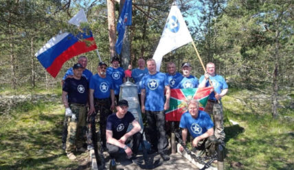 Сосновоборский патриотический отряд отремонтировал обелиск на острове Малый