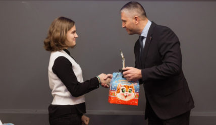Глава города Михаил Воронков вручил грамоты лучшим школьникам