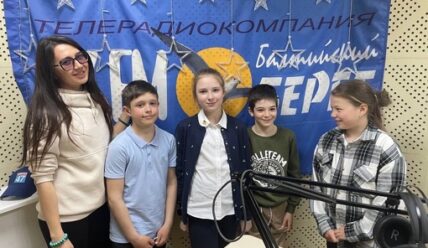 Школьники поздравили своих руководителей