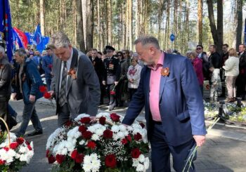 Атомщики возлагают цветы