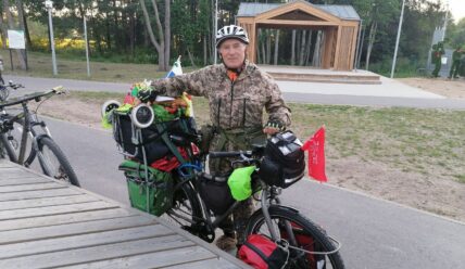 Путешественник-гармонист побывал в нашем городе