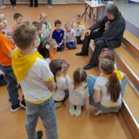 Каков потенциал деревянного бруска?